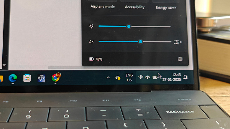 Checking levels of battery and brightness intensity on Dell XPS 13.