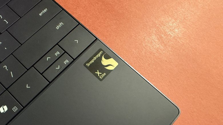 Close -up view on the keys of the direction and the Snapdragon badge on the Dell XPS 13.